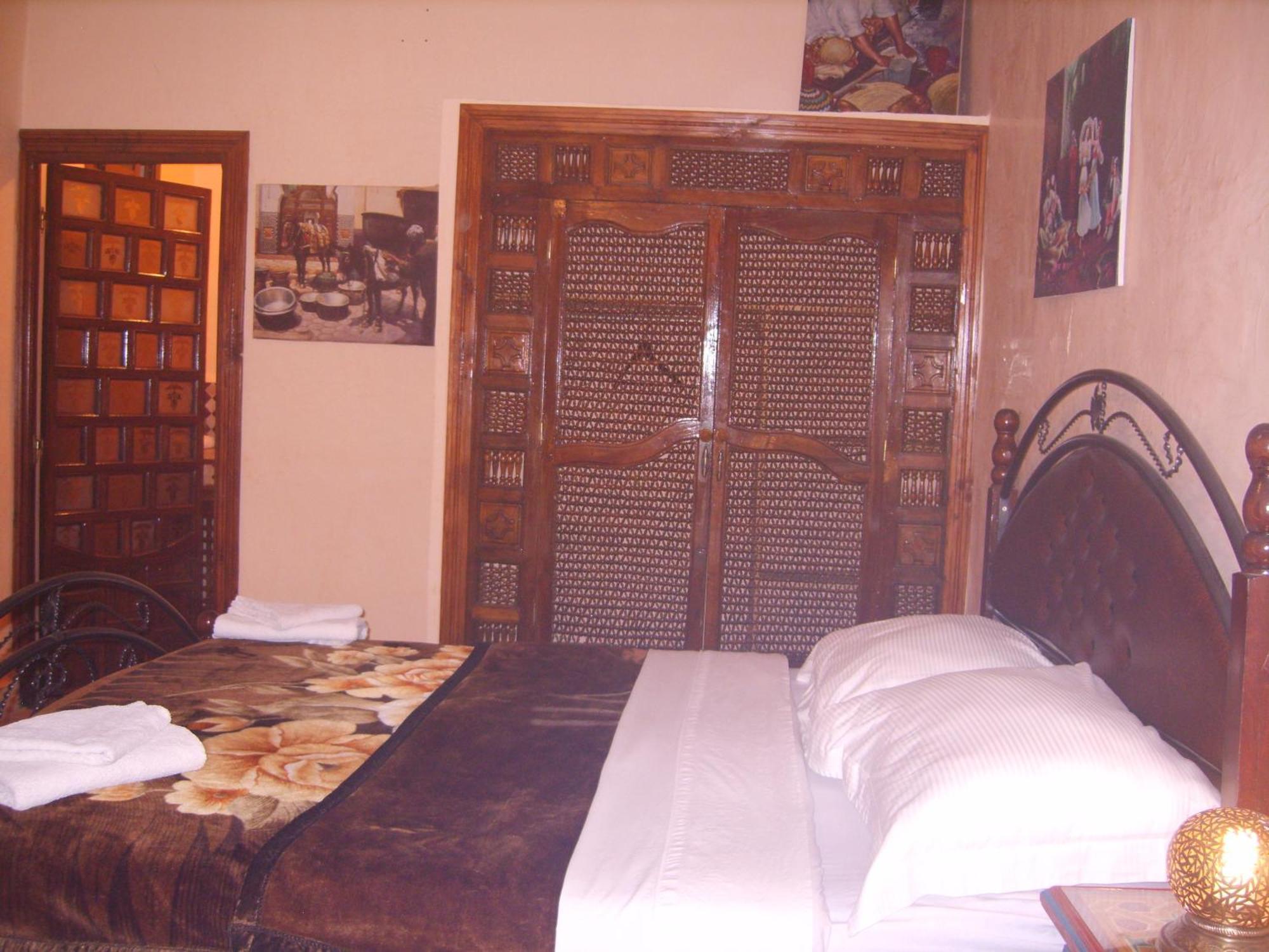 Riad Les Chrifis Navette Aeroport 24 Sur 24 Fez Camera foto